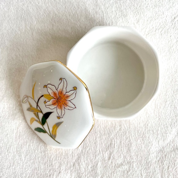 Vintage Japanese Octagonal Porcelain Trinket Box/w White Lily Design - Picture 5 of 15
